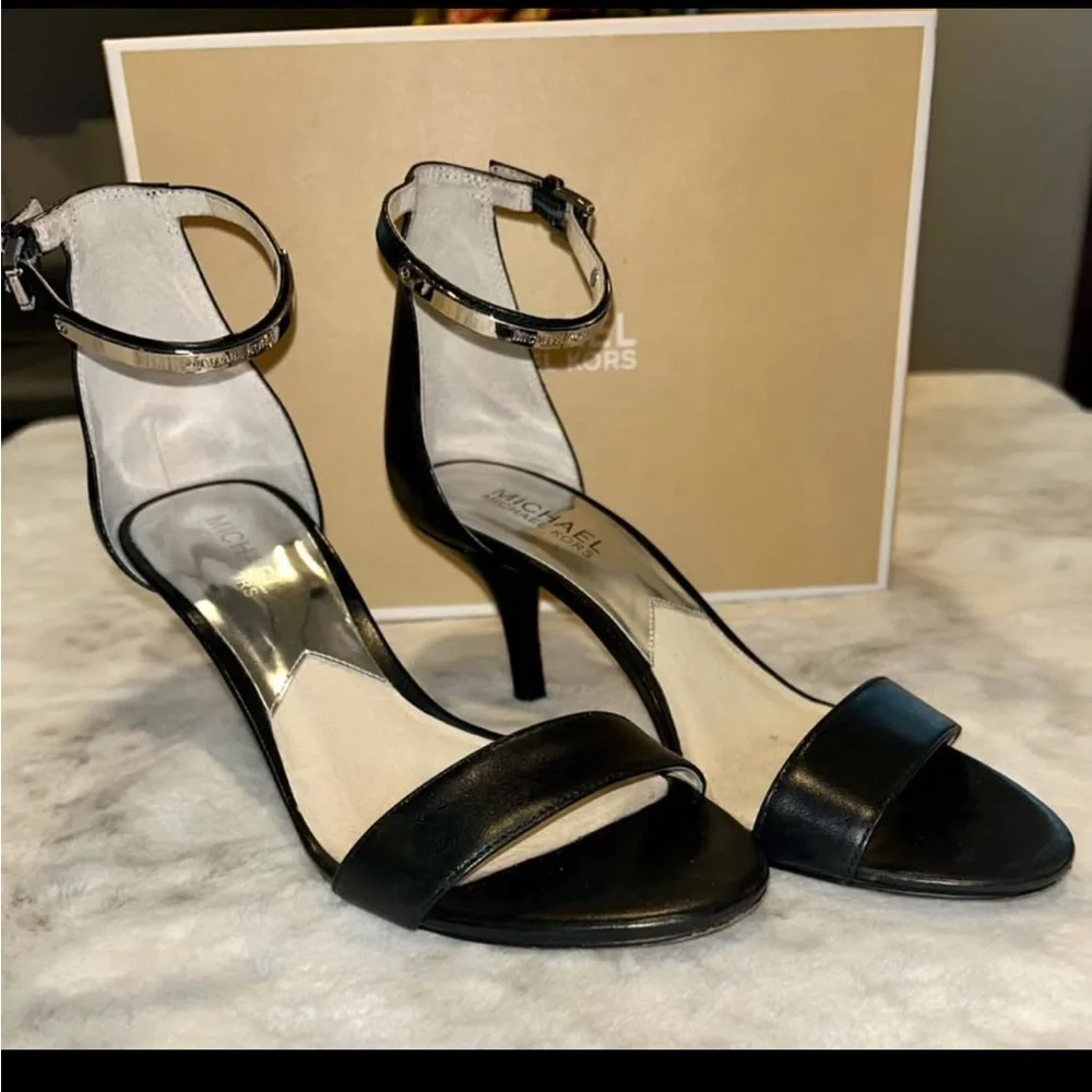Micheal Kors “Kristin Mid” Black leather and Gold strap heal - Picture 3 of 5